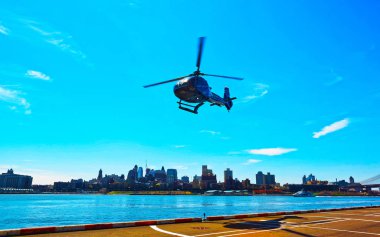 Aşağı Manhattan refleksiyle Kara Helikopter helikopter pistinden kalkıyor.
