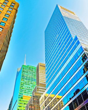 Manhattan Skyline 'ın dibinde gökdelenler refleksiyle
