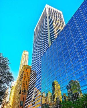 Manhattan refleksindeki gökdelenlerin dipten görünüşü