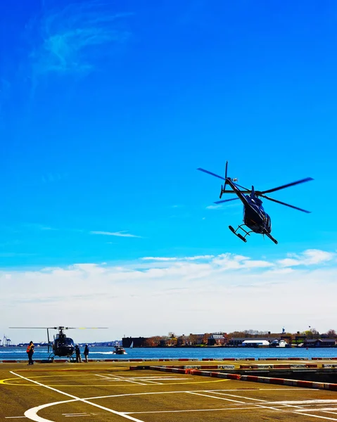 Czarny śmigłowiec startujący z lądowiska na Dolnym Manhattanie Odruch Usa — Zdjęcie stockowe