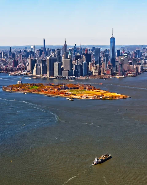 Вид с воздуха на Манхэттен с рефлексом Губернаторского острова — стоковое фото