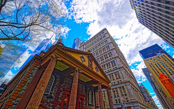 St Paul Chapel in financieel district in Lower Manhattan reflex — Stockfoto