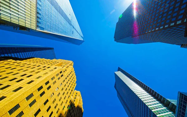Grattacieli che salgono al cielo sul riflesso di Lower Manhattan — Foto Stock