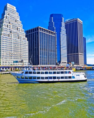 East River feribotu Midtown Manhattan refleksine doğru ilerliyor.
