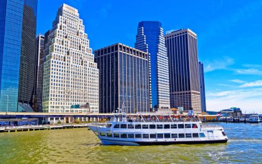 East River feribotu Manhattan 'daki muhteşem binaların önünde.
