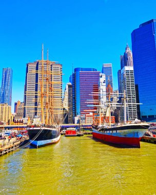 Manhattan 'da Güney Caddesi Limanı' nın limanında gemiler var.