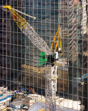 İnşaat vinci New York 'taki cam gökdelene yansıdı.
