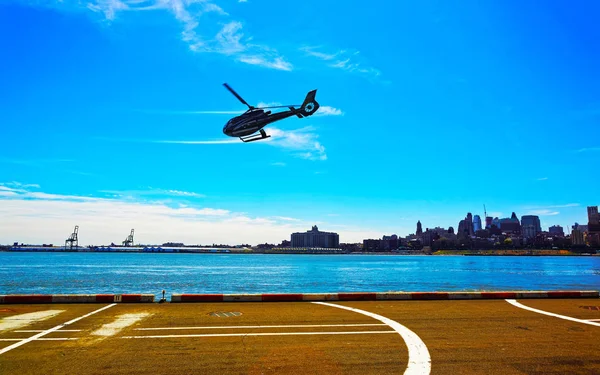 Black Helicopter startujący z lądowiska na Dolnym Manhattanie Us reflex — Zdjęcie stockowe
