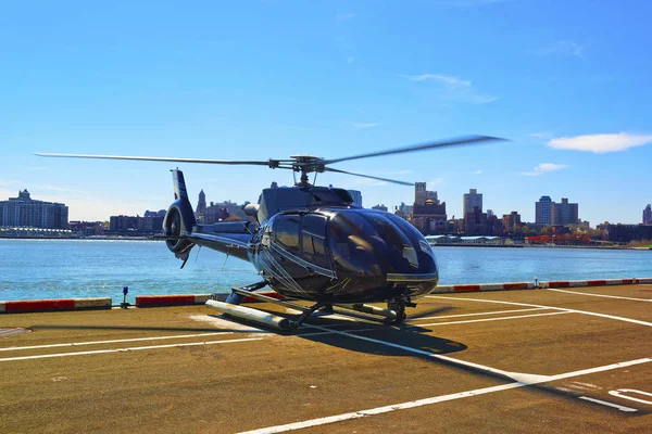 Fekete helikopter helikopter leszállópályán Alsó-Manhattanben, New York-i reflexben. — Stock Fotó