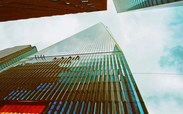 Usa New York refleksindeki cam gökdelenin dibinde. — Stok fotoğraf