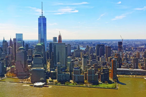 Вертолетный вид Нижнего Манхэттена в Нью-Йорке с рефлекса Гудзона — стоковое фото