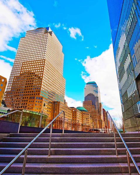 Twee en drie wereldwijde financiële centra in de reflex van financiële districten — Stockfoto