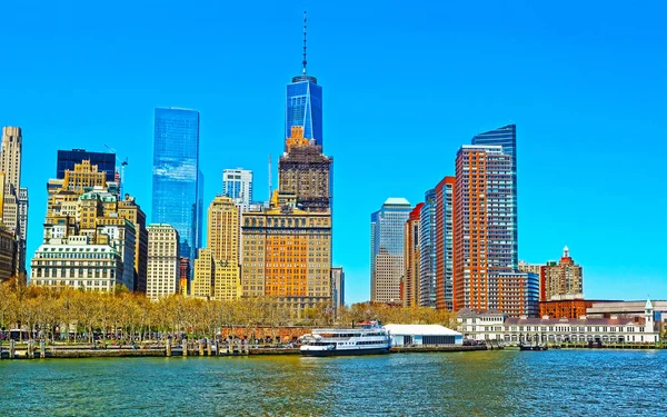 Blick auf Pier A und Batteriepark mit niedrigerem Manhattan-Reflex — Stockfoto