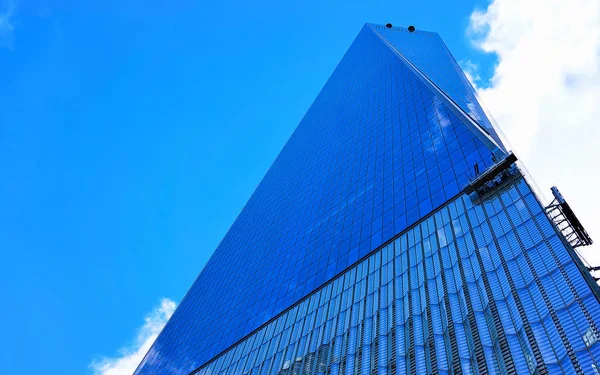 Vista de abajo hacia arriba en el rascacielos de cristal en Nueva York en Estados Unidos reflex —  Fotos de Stock