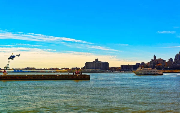 Vista del río en helicópteros en Manhattan y Brooklyn en reflejo de fondo —  Fotos de Stock