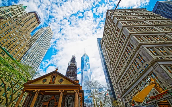 St Paul Chapel en el Distrito Financiero de Lower Manhattan NY reflex —  Fotos de Stock