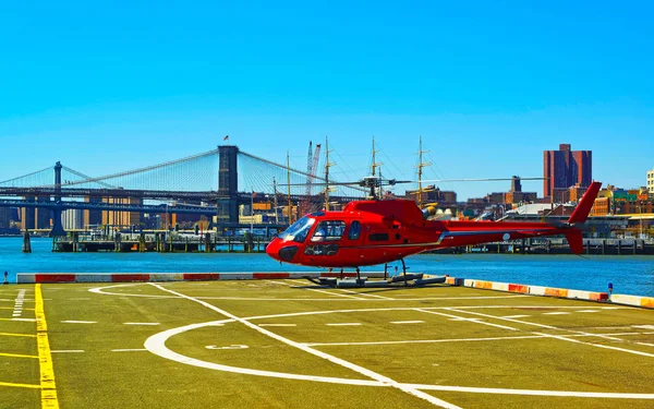 Śmigłowiec startujący z lądowiska na Dolnym Manhattanie Nowy Jork — Zdjęcie stockowe