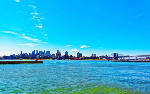 East River και Brooklyn προκυμαία σε καλό καιρό αντανακλαστικά — Φωτογραφία Αρχείου