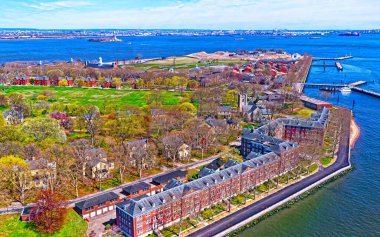 Yukarı New York Körfezi 'ndeki Vali Adası refleksi