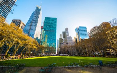 Bryant Park Nyc refleksinden tablolar, sandalyeler ve gökdelenler