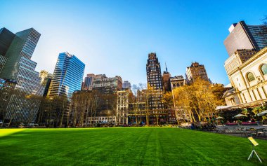 Bryant Park Nyc refleksindeki Yeşil Çim ve Gökdelenler