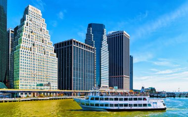 East River feribotu Manhattan şehir merkezine gidiyor.