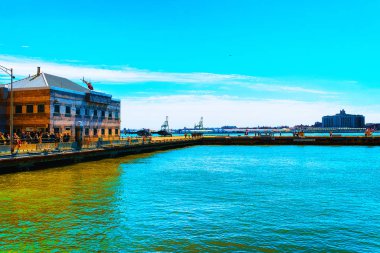 Helikopter New York refleksinin aşağı Manhattan 'daki helikopter pistine iniyor.