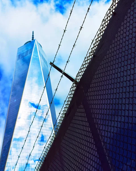 Um World Trade Center e reflexo de arame farpado — Fotografia de Stock