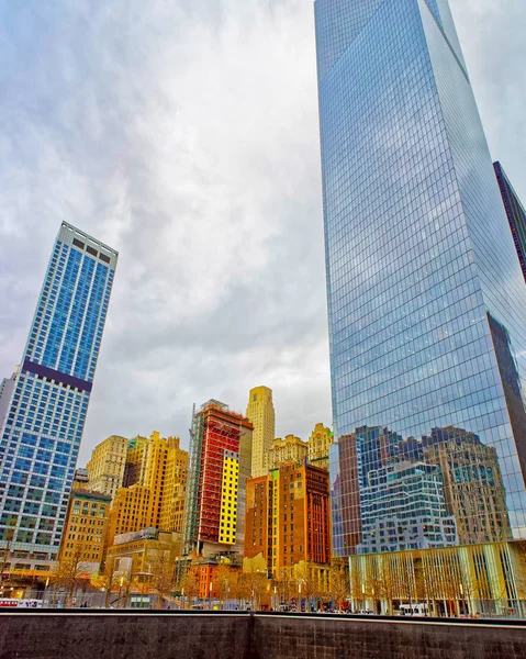 Torre da Liberdade e Arranha-céus em Lower Manhattan reflex — Fotografia de Stock