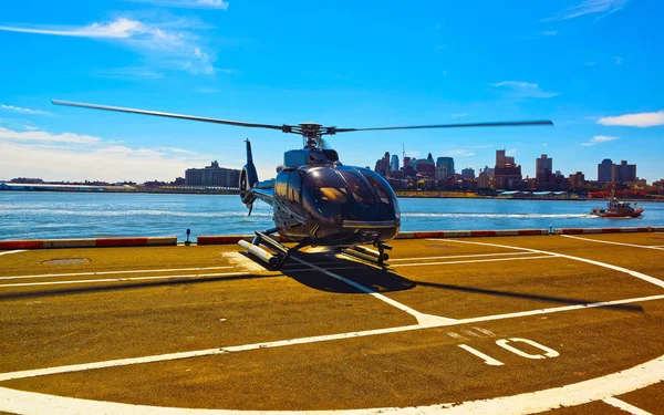 Schwarzer Hubschrauber auf dem Hubschrauberlandeplatz in lower manhattan new york reflex — Stockfoto