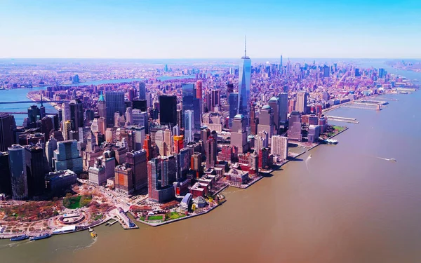 Vista aérea de Manhattan con reflejo del río Hudson en Nueva York — Foto de Stock