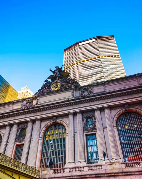 Fragment of Grand Central Terminal Building reflex — Stock Photo, Image