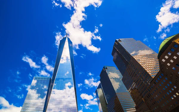 World Trade Center e Freedom Tower NYC reflexo — Fotografia de Stock
