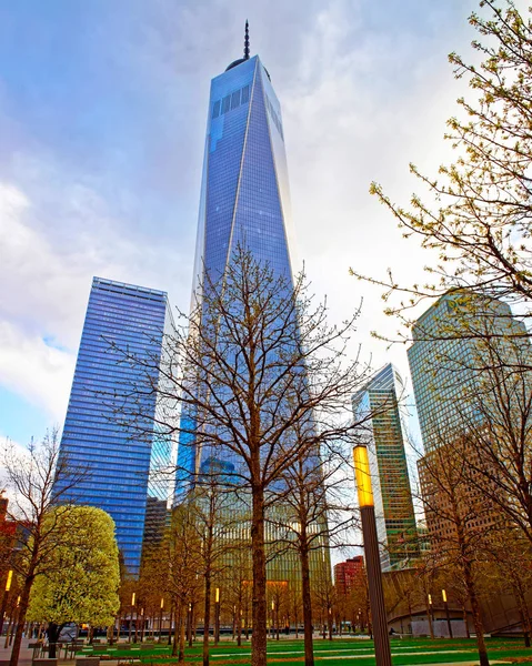 Freedom Tower e Lower Manhattan com reflexo — Fotografia de Stock