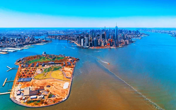 Vista aerea su Governors Island e Manhattan NYC reflex — Foto Stock