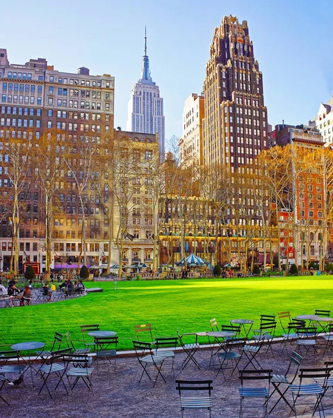 Mesas e cadeiras no gramado verde em reflexo Bryant Park — Fotografia de Stock