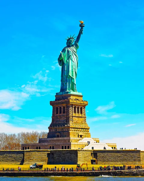 Estatua en Isla de la Libertad en Estados Unidos reflejo — Foto de Stock