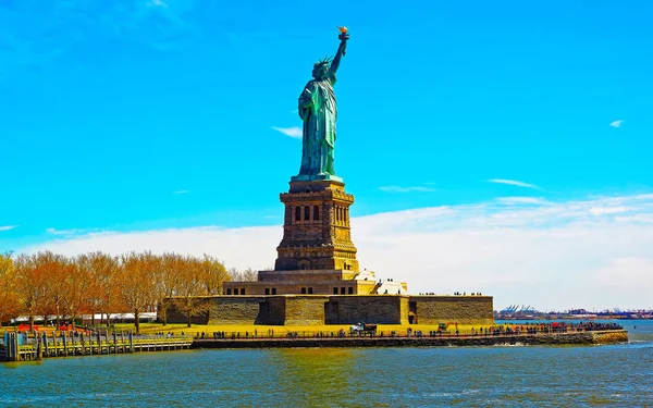 Vista sobre la Estatua en el reflejo de Liberty Island — Foto de Stock