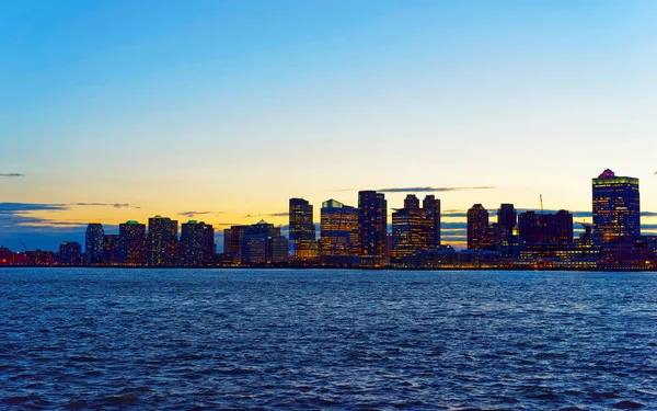 Uitzicht van Esplanade naar Jersey City skyline in de avond reflex — Stockfoto