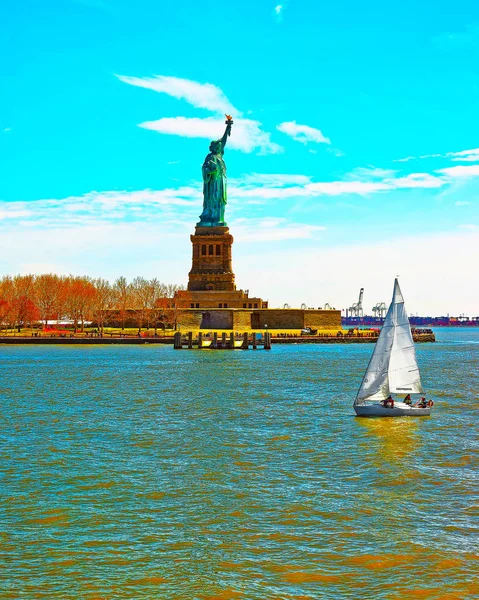 Blick auf Segelschiff und Statue auf Freiheitsinsel — Stockfoto