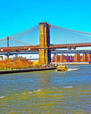 Brooklyn Köprüsü ve Manhattan Köprüsü 'nün doğu nehri refleksi