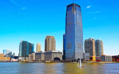 Yelkenli bir gemi ve New Jersey silueti refleksi