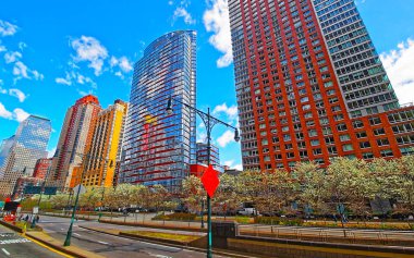 Aşağı Manhattan 'daki Finansal Bölgedeki Gökdelenler Üzerine Yol Görünümü