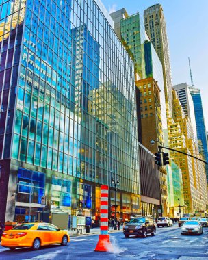 Broadway refleksinde yol bacasından duman çıkıyor.
