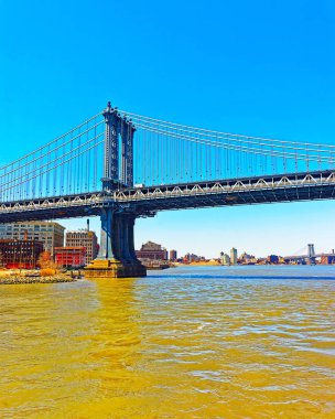 Manhattan Köprüsü Doğu Nehri üzerinde refleksle