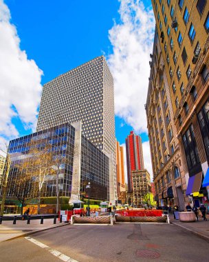 Manhattan 'da yol onarımı ve gökdelenler üzerine sokak manzarası