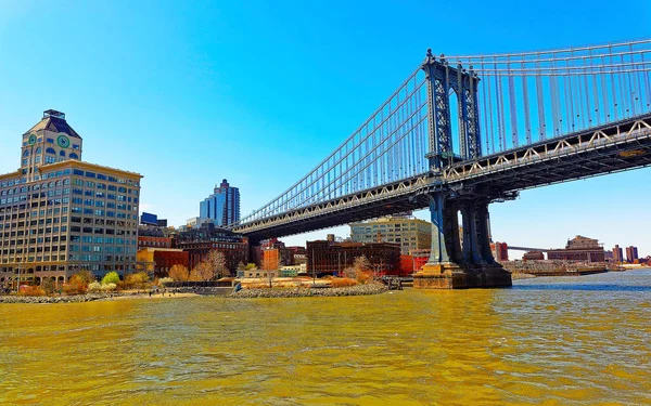 Γέφυρα Μανχάταν πάνω από το East River με αντανακλαστικά — Φωτογραφία Αρχείου