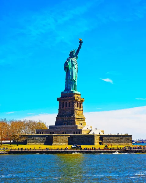 Estatua en Liberty Island en el reflejo de Upper New York Bay — Foto de Stock