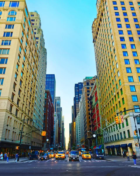 Crossroad op 6th Avenue in Midtown Manhattan reflex — Stockfoto