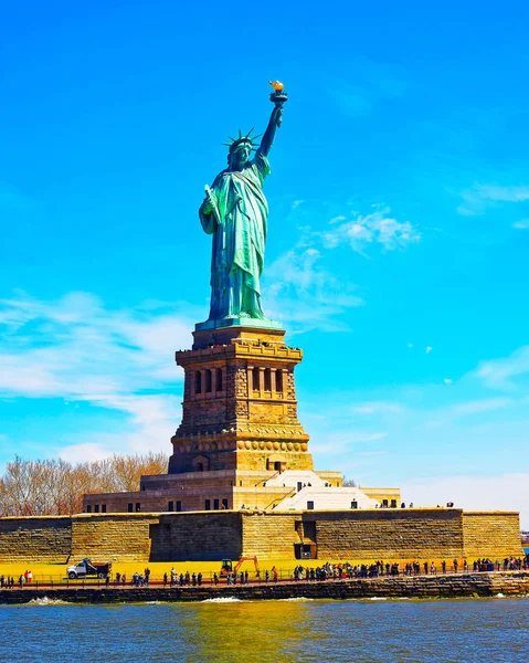 Estatua de la Isla de la Libertad en el reflejo de Upper New York Bay — Foto de Stock